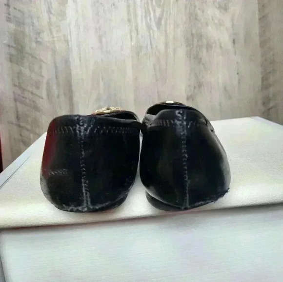 Tory Burch Round Toe Black Leather Ballet Flats Gold Emblem size 7 women's - Picture 8 of 13